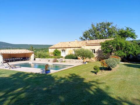 Provençal farmhouse with private pool