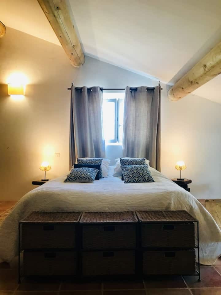 Спалня 2  (1 двойно легло + 2 единични легла) със самостоятелна баня