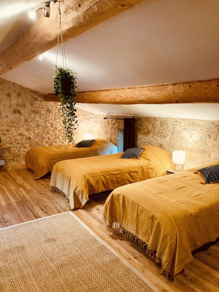 Стая 4  (6 единични легла) със самостоятелна баня