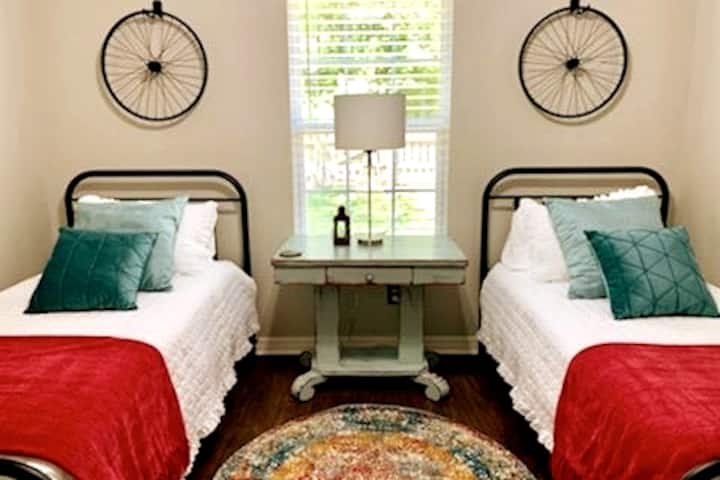 מיטות יחיד נוחות למבוגרים עם ארון גדול ואזור שולחן בונוסים.