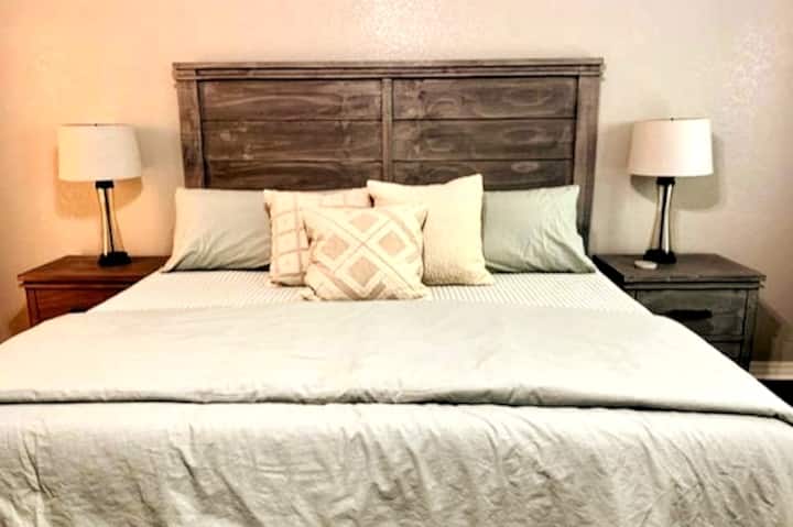 חדר שינה ראשי מרווח ונוח עם אזור עבודה מרוחק, שידה גדולה, חדר רחצה ראשי וחדר ארונות.