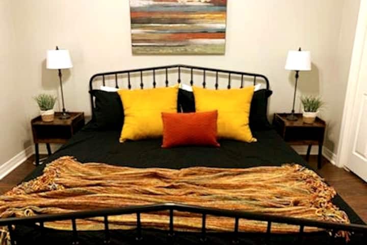 חדר שינה קינג סייז שני עם ארון גדול ואזור עבודה ייעודי.