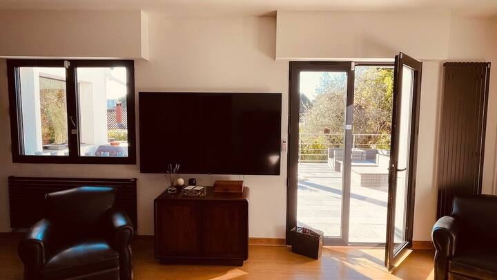 Пристап до терасата преку главната спална соба - поглед на пријатната вегетација кога се будите