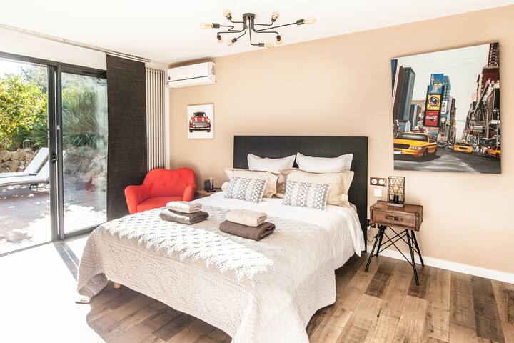 Поглед кон базен во спална соба 2 - брачен кревет (широк 150-179 см) и рамен екран со сопствена туш-кабина