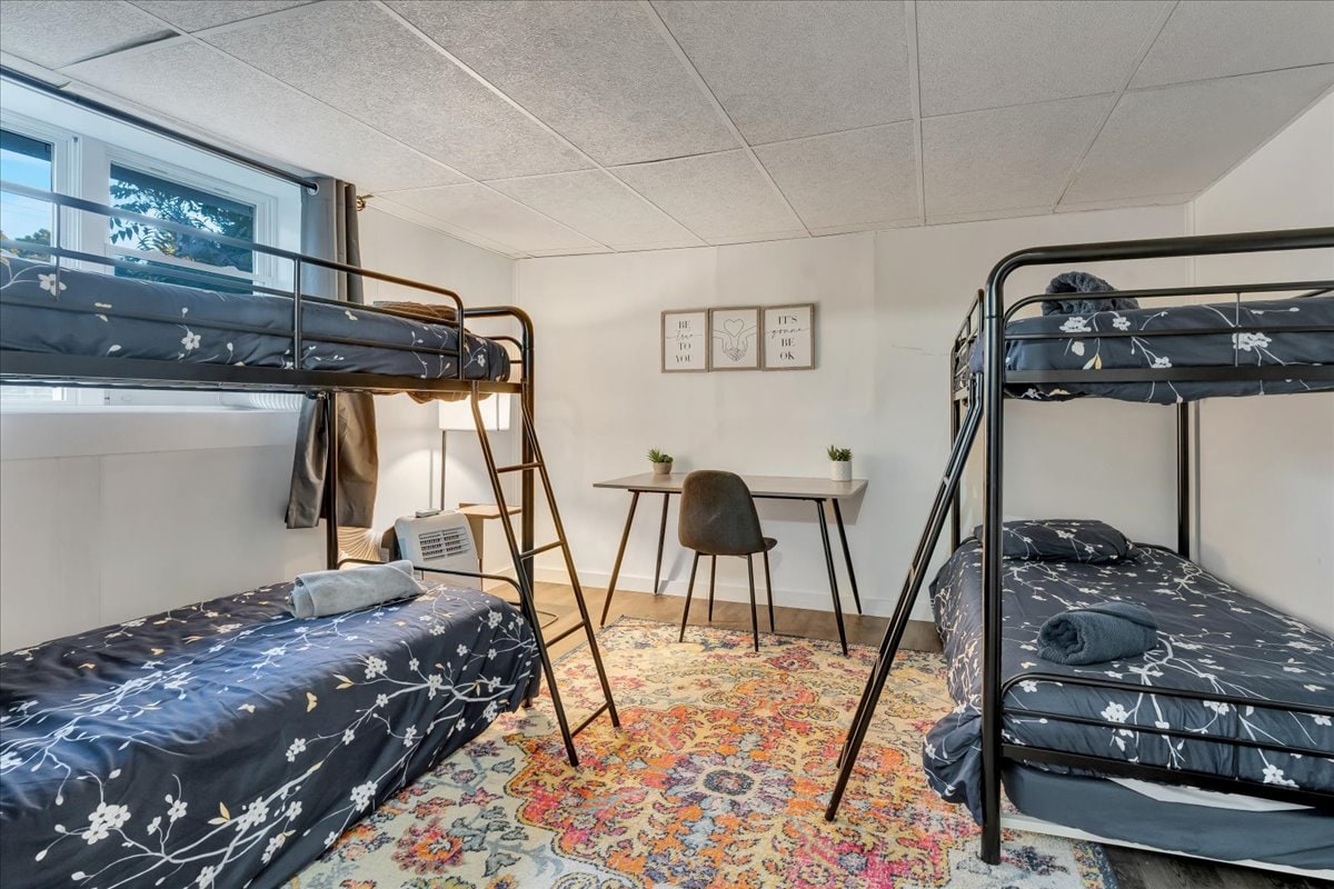 يمكن نقل الأسرّة المزدوجة في الجناح الخاص بالإضافة إلى دولابين إضافيين في أي مكان في البيت