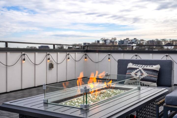 Music City Rooftop! Country Star Murals! 6 Beds! gallery image 3