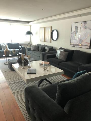 Luxurious and spacious apt with excellent location gallery image 4