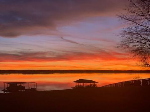 Enjoy Sunsets at Fully Equipped Home on the Lake