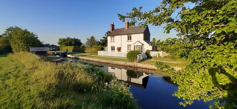 Cosy Welsh 3 bed dog friendly canalside cottage
