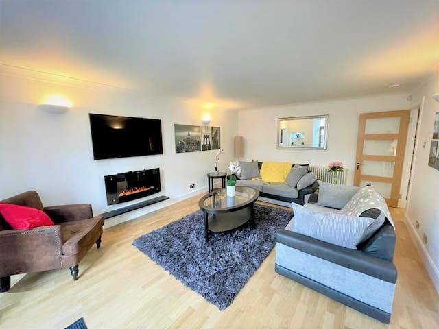 Elite 3 Bed New Town Apt w/ Private Walled Garden