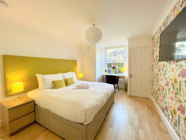 Elite 3 Bed New Town Apt w/ Private Walled Garden gallery image 2