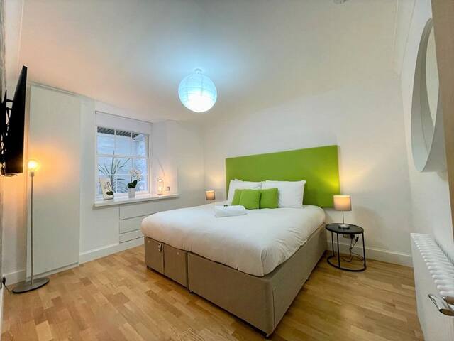 Elite 3 Bed New Town Apt w/ Private Walled Garden gallery image 4