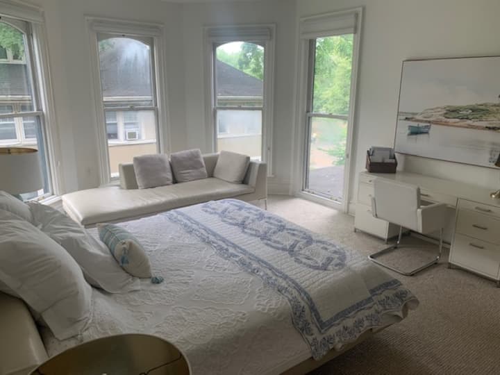 غرفة النوم الرئيسية.