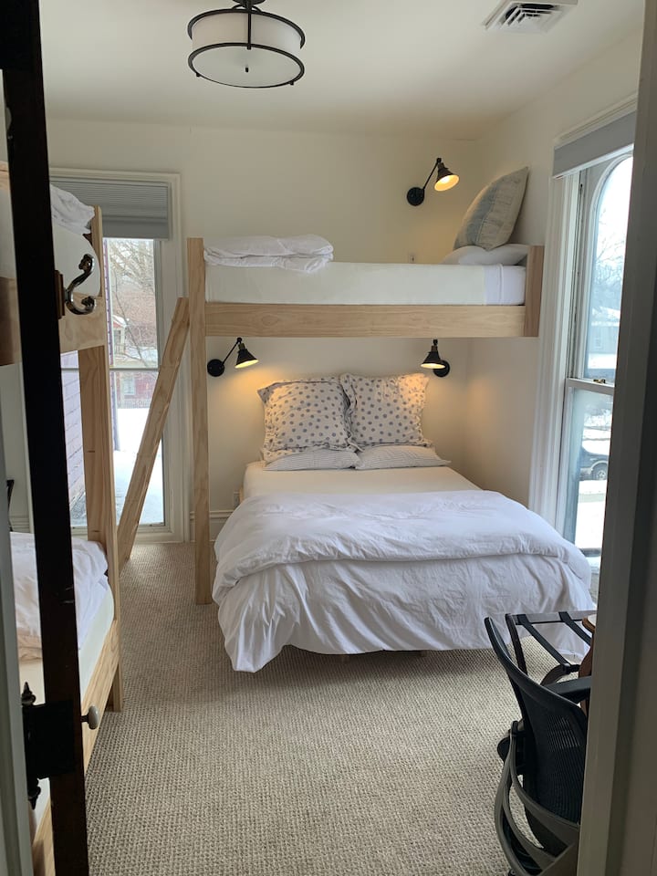 غرفة بطابقين مع سرير بحجم كوين و XL بطابقين