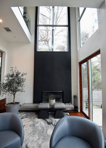 Downtown|Plunge Pool|Sauna|Luxury|Walkable gallery image 3