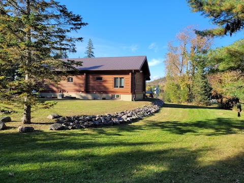 Waterfront Log Cabin with new Hot tub & Sauna