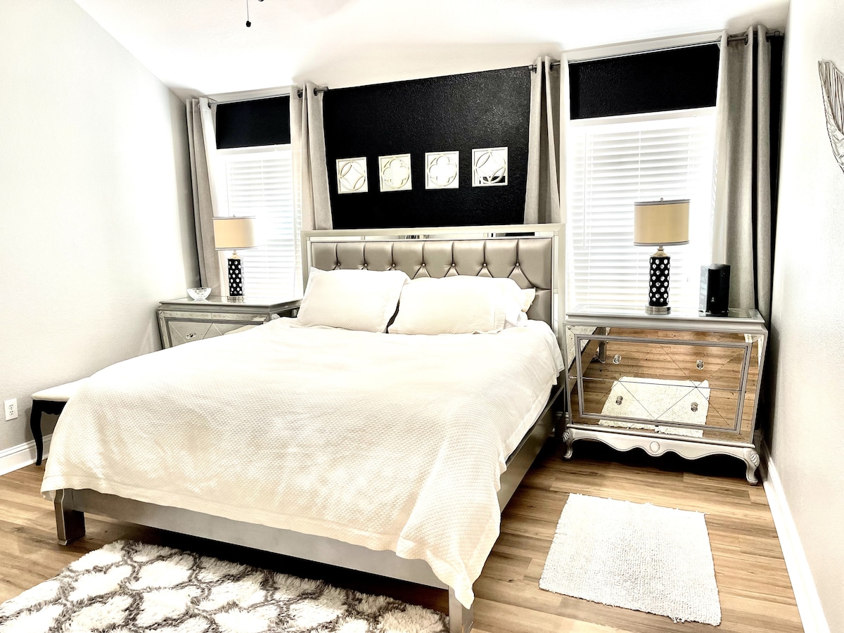 ¡El dormitorio principal con cómoda y espaciosa cama California King con una lujosa colchón hace que tu estancia sea genial! 