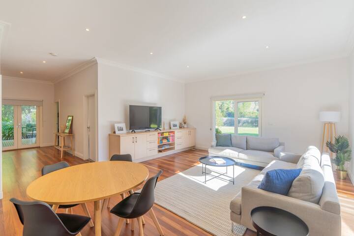 Trampoline | Fire pit | Family friendly gallery image 2