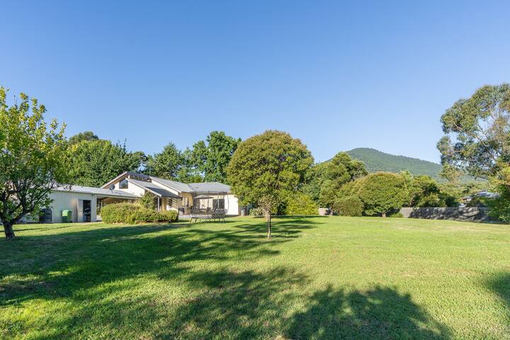 Trampoline | Fire pit | Family friendly gallery image 5