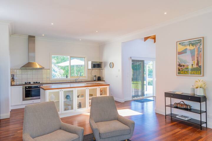 Trampoline | Fire pit | Family friendly gallery image 3