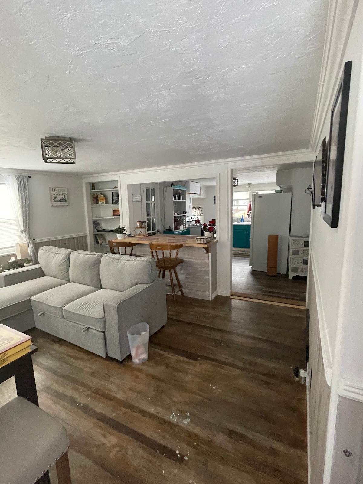 Sofá acogedor: tiene una cama debajo de un lado que se convierte en una cama que dormirá 2 cómodamente.