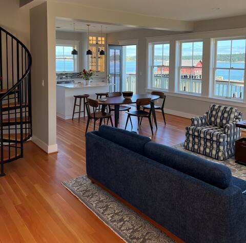 Salty Vons Waterfront Inn - Upper Waterfront Suite