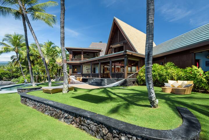 Luxurious Ocean Front Home gallery image 5