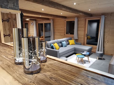 Spacious cottage overlooking the mountains