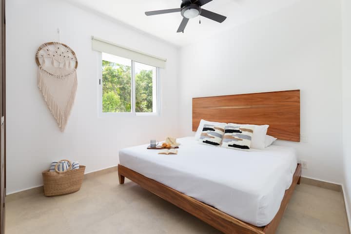 Glavna spavaća soba, bračni krevet (širine 180-179 cm), klima-uređaj, ventilator, ormar, sef i deke