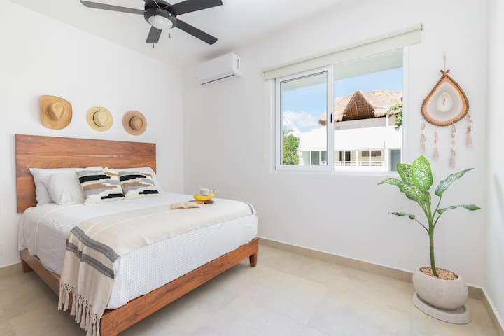 Bračni krevet (160x200), klima-uređaj, ventilator, ormar i deke