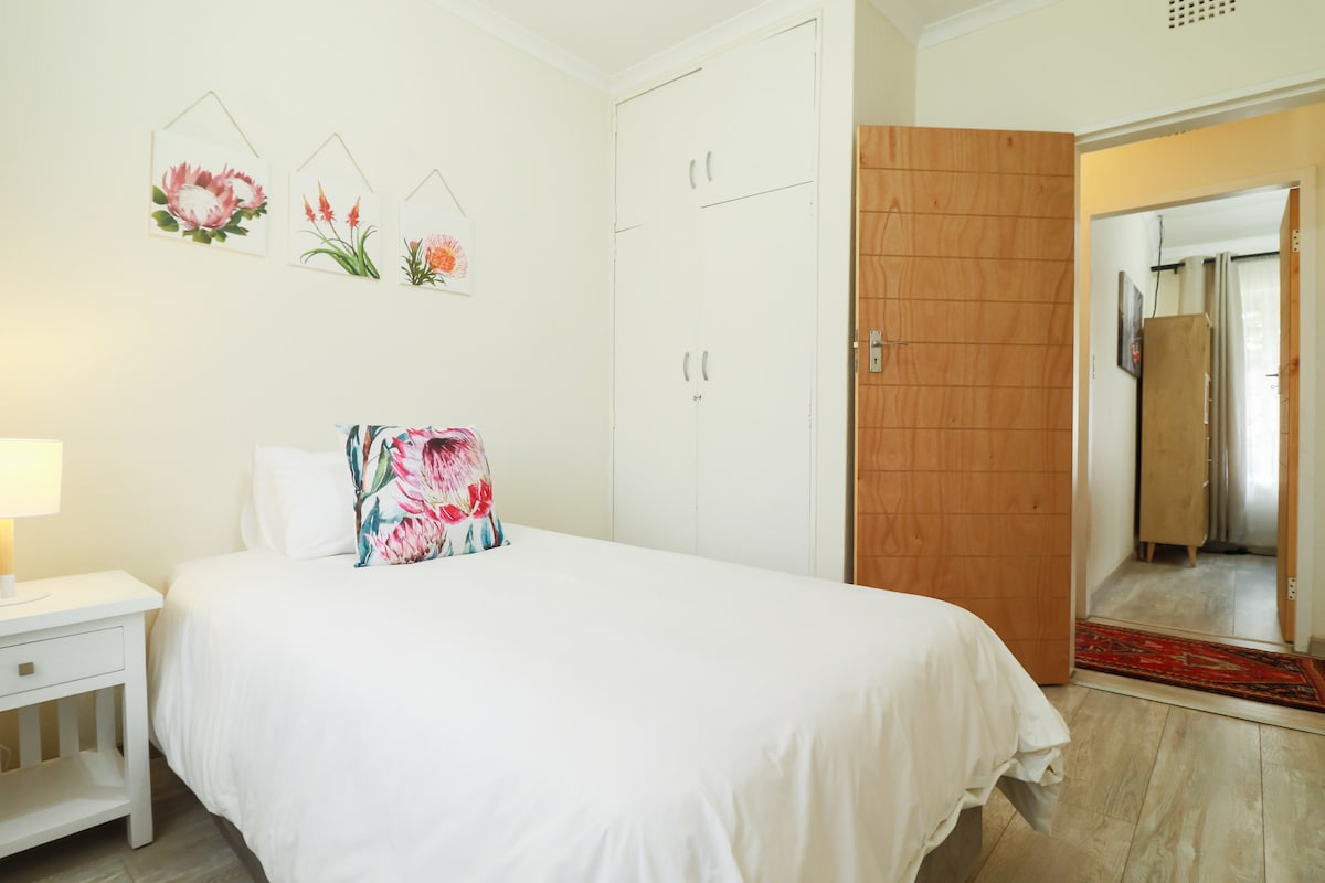 2号卧室，配有3/4张床，可睡1人 