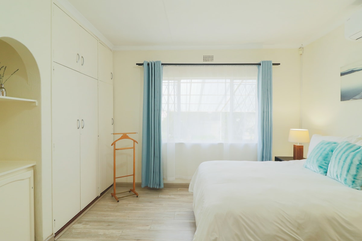 主卧室设有独立卫生间，带大型步入式淋浴间。 可供2人入住。空调（太热或凉爽）和电热毯。提供额外的毯子