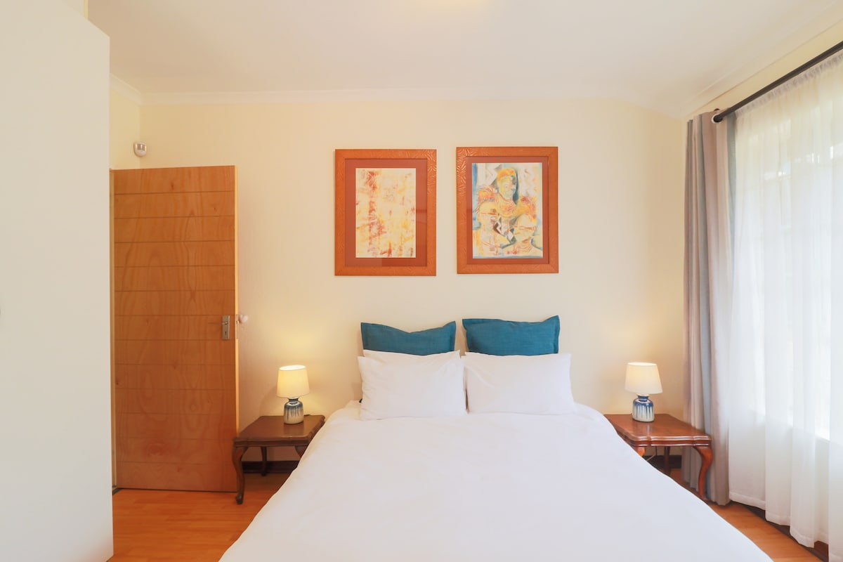 3号卧室设有套内卫生间，可俯瞰花园，可供两人入住。 床上有电热毯，提供额外的毯子。 