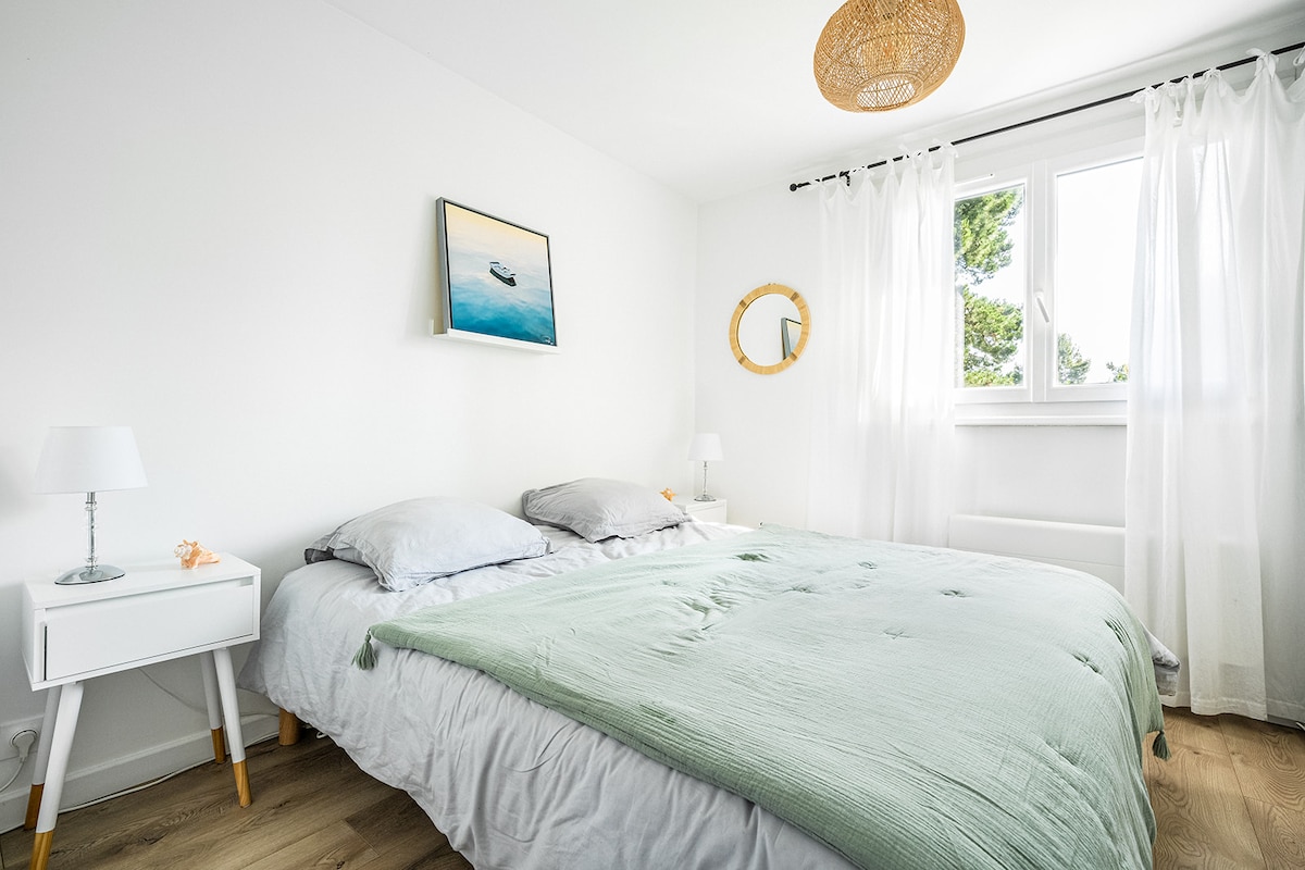 La habitación que da al jardín y un poco más lejos a las marismas de Kerdual (pasaje GR34)
Un gran armario está a su disposición para guardar sus pertenencias a su llegada.