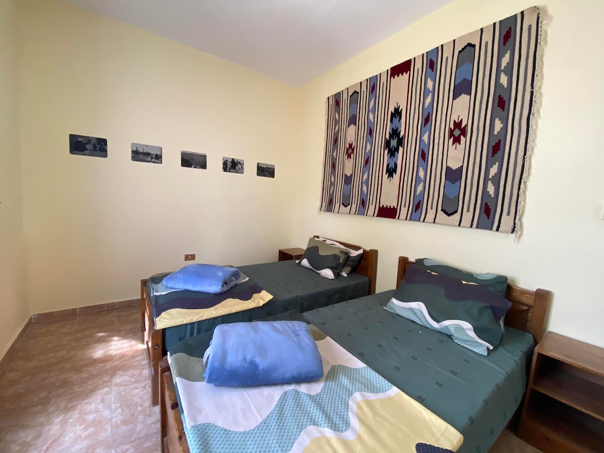 Dormitorio con dos camas separadas