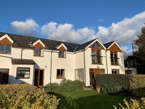 Spacious Welsh coastal cottage with mountain views