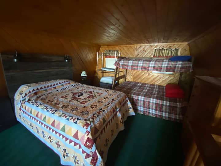 לופט עם מיטת קווין סייז ומיטת קומתיים