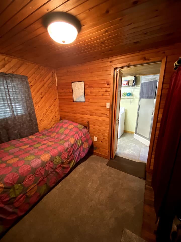 חדר שינה קטן מאחור עם מיטה נפתחת. אם צריך, יש להוציא את המזרן מתחת למיטה.