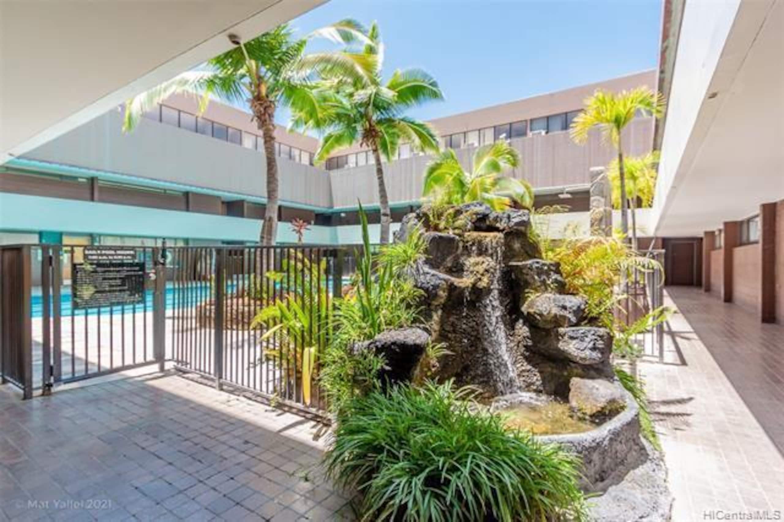 Condo in Honolulu · ★4.52 · 3 bedrooms · 3 beds · 1 private bath - Image 4