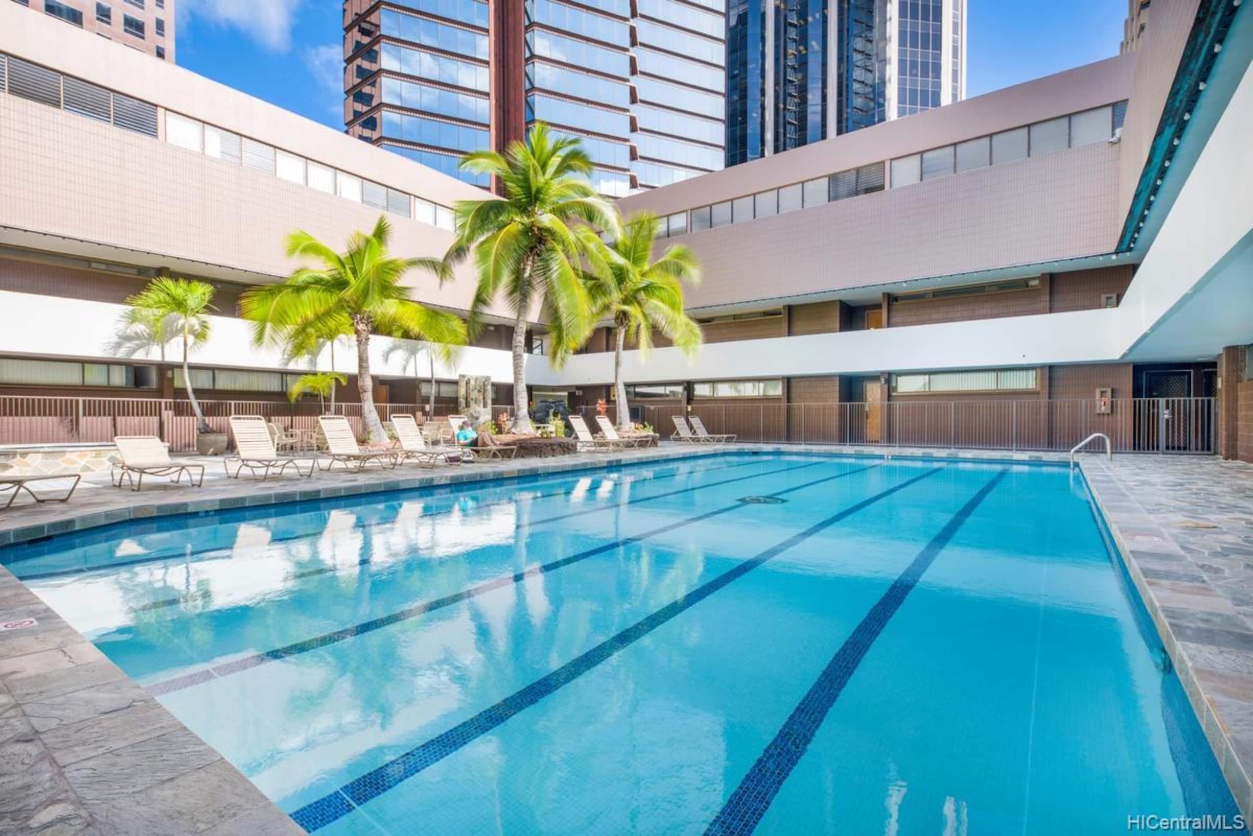 Condo in Honolulu · ★4.52 · 3 bedrooms · 3 beds · 1 private bath - Image 2