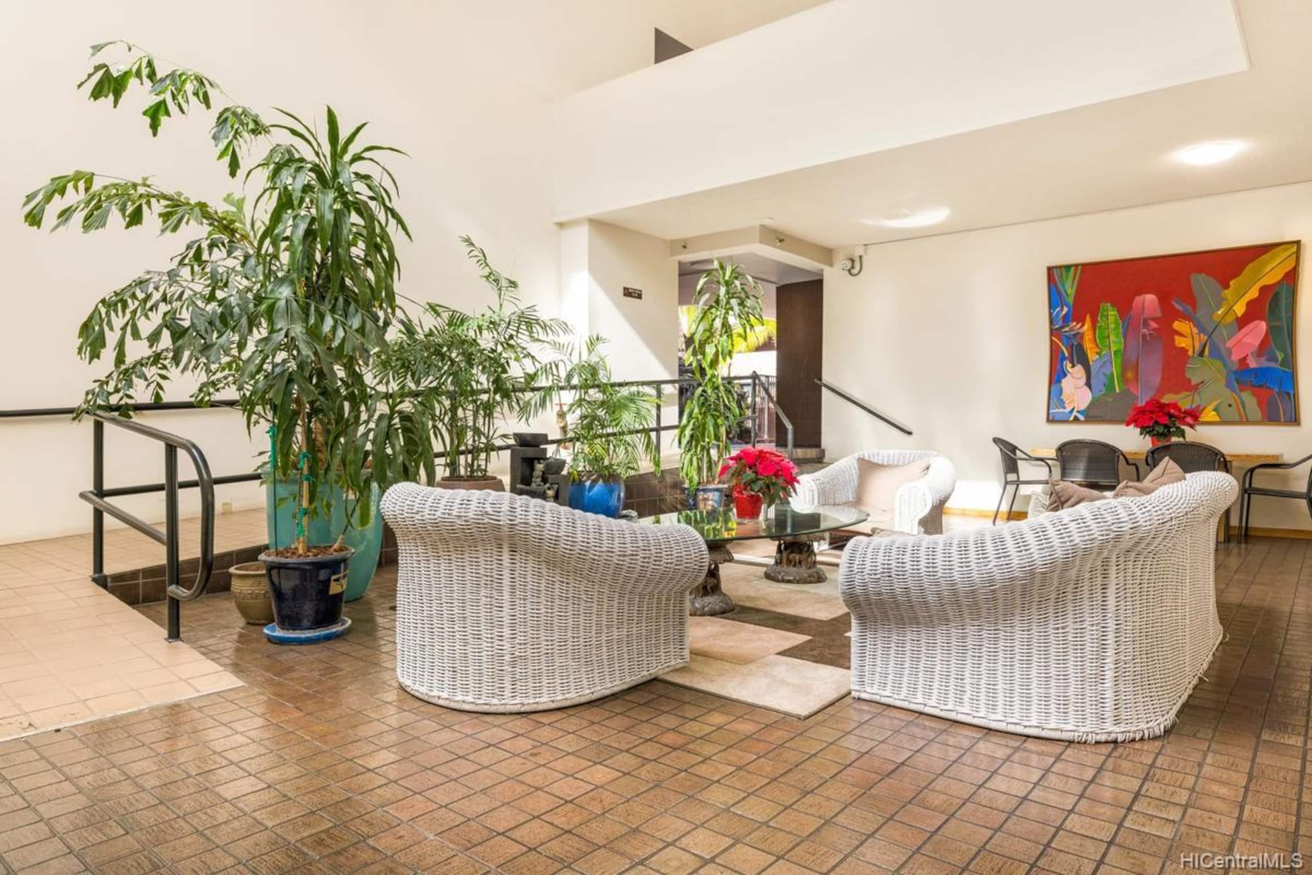Condo in Honolulu · ★4.52 · 3 bedrooms · 3 beds · 1 private bath - Image 3