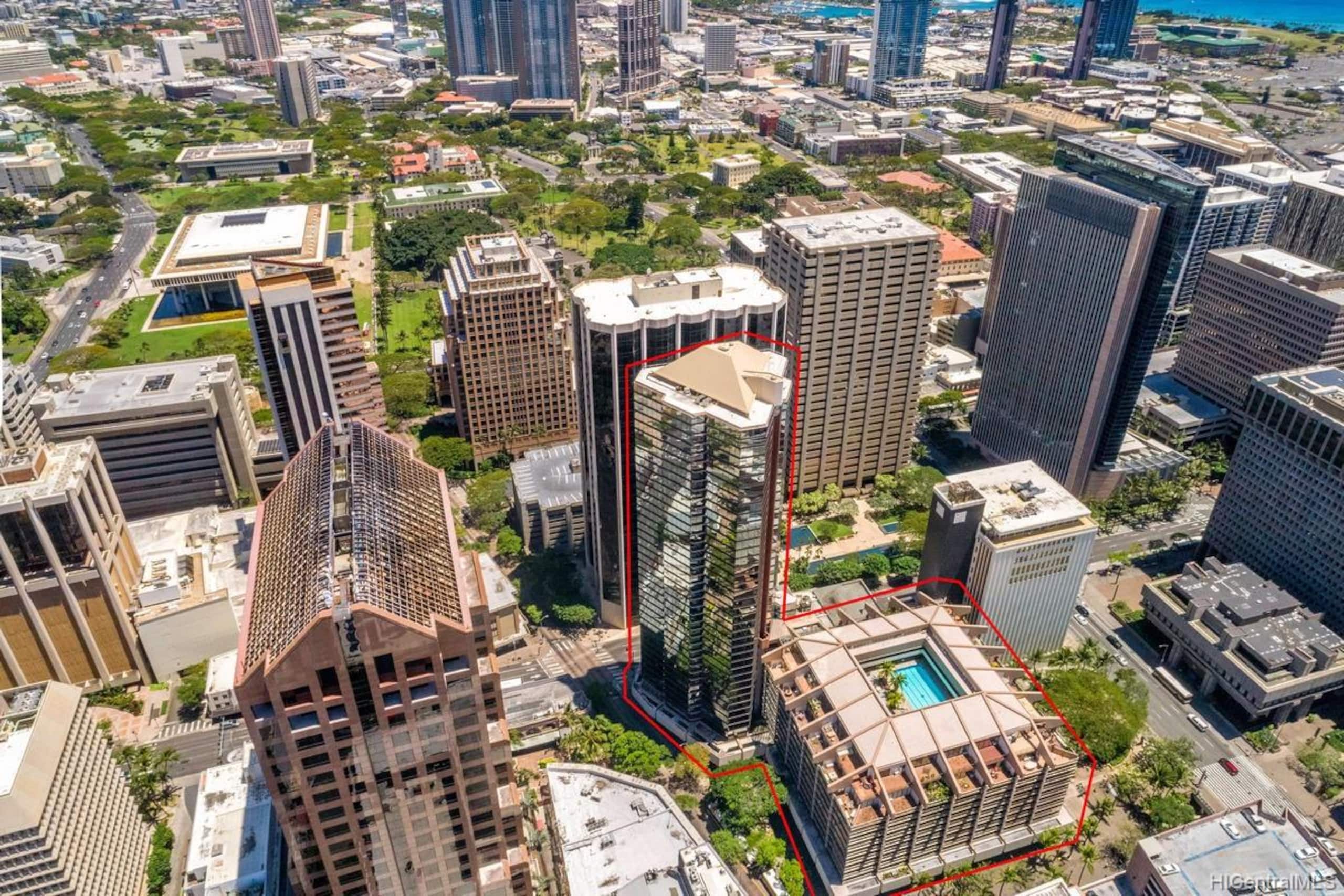 Condo in Honolulu · ★4.52 · 3 bedrooms · 3 beds · 1 private bath - Image 5