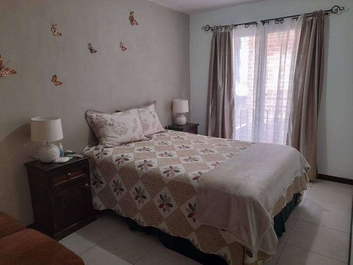 主卧：双人床、床单、2张床头柜和台灯、遮光窗帘、漂亮的油漆、书桌和专会椅。