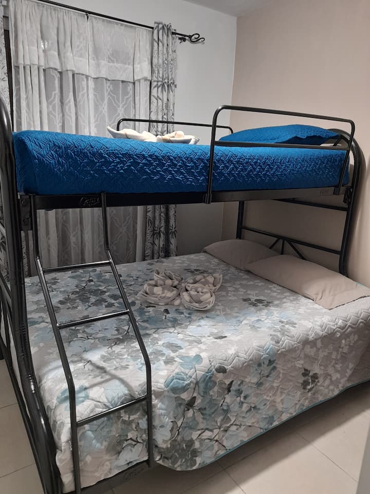 次要客房配有上下铺床：楼下有双人床，楼上有皇家床、床头柜和台灯、宽敞的衣柜。  