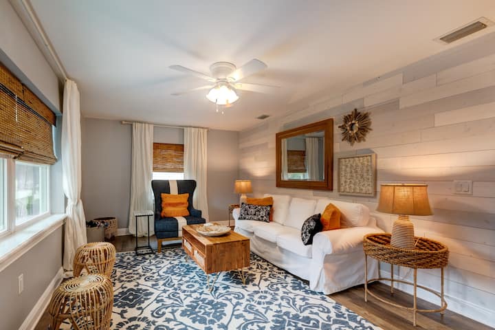 Walk To Heart Of Mount Dora, Upstairs Apt Suite - Mount Dora, FL