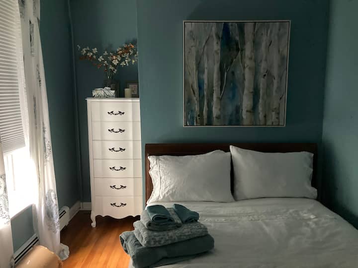 חדר עם מיטה זוגית צבעונית