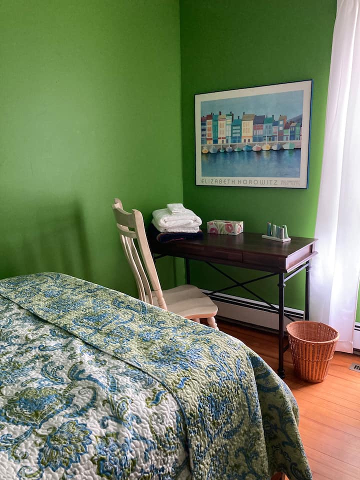 מיטה נוחה בחדר ירוק