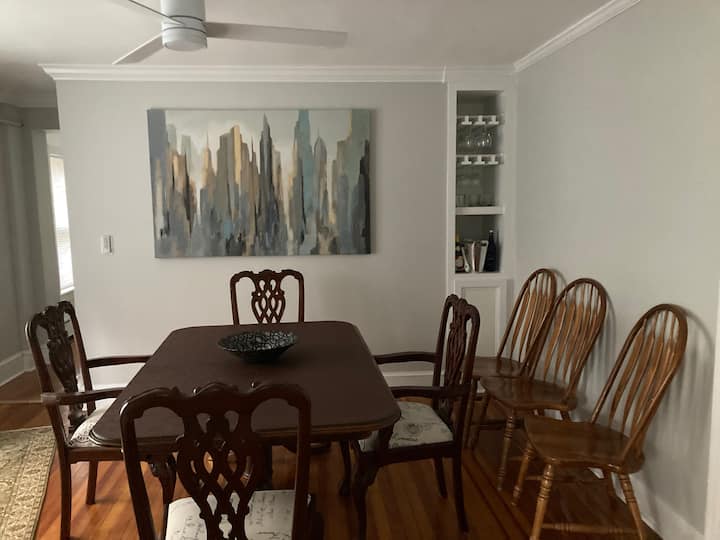 Fab 1st Flr. Apt
Walk To Track
& Downtown - Saratoga Springs, NY