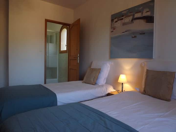 Chambre à coucher 2 avec salle de douche commune.

Twin bedroom 2 with shared "Jack and Jill" shower room.