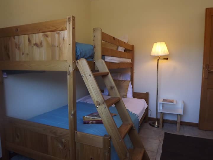La chambre avec lit superposé se trouve au rez de chaussée.

The bunk bed room is on the ground floor.